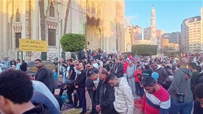 الآلاف بالإسكندرية يتوجهون لأداء صلاة عيد الفطر في مجمع المساجد 