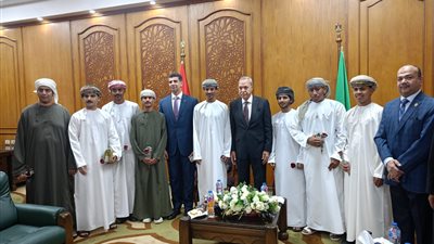 وفد من الشباب العماني يقدم التهنئة لمحافظ القليوبية بمناسبة عيد الفطر
