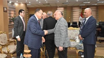 احتفالًا بعيد الفطر.. محافظ الشرقية يستقبل المهنئين بمكتبه بالديوان العام
