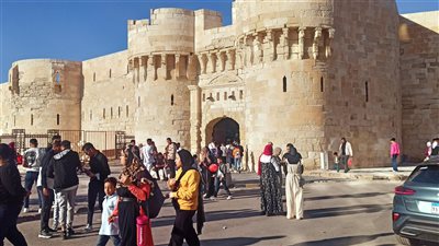 توافد المواطنين على قلعة قايتباي في الإسكندرية يثاني أيام عيد الفطر (صور)