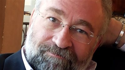 نبيل علي ماهر: قلة الوعي والقدرة على حل المشكلات سبب إفساد علاقة الزوجين في 