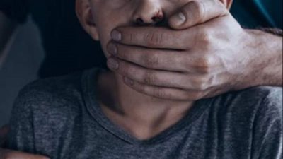 التحقيق مع عاطلين باستدراج طفل والتعدي عليه جنسيا في أبو النمرس