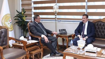 وزير التنمية المحلية يتابع مع محافظ المنوفية موقف مشروعات 