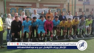 وكيل رياضة الدقهلية يسلم كأس مونديال 