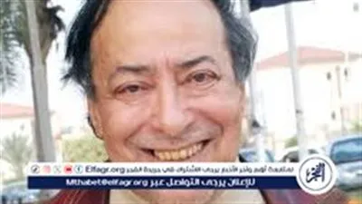 منى زكي وأحمد حلمي يودعان صلاح السعدني إلي مثواه الأخير 