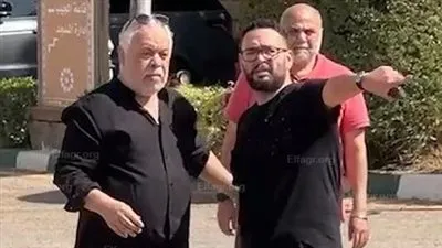 وصول أشرف زكي وأحمد رزق لـ جنازة صلاح السعدني (صور) 