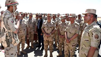 وزير الدفاع والإنتاج الحربي يشهد إجراءات التفتيش ورفع الكفاءة القتالية لوحدات مدفعية الرئاسة العامة