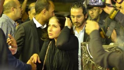 أحمد حلمي ومنى زكي أول الحضور في عزاء صلاح السعدني