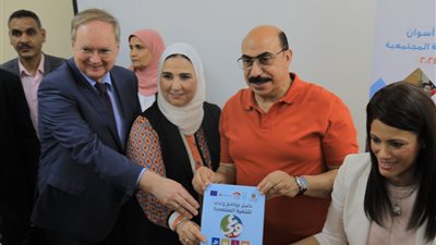 وزيرتا التضامن والتعاون الدولي ومحافظ أسوان يشهدون إحدى الدورات التدريبية للرائدات الاجتماعيات