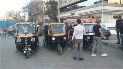 التحفظ على 8 مركبات توك توك مخالفة تسير عكس الاتجاه بالعمرانية