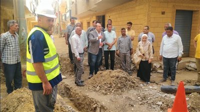 نائب محافظ الجيزة يتابع أعمال تركيب الوصلات المنزلية للصرف الصحي بالعياط