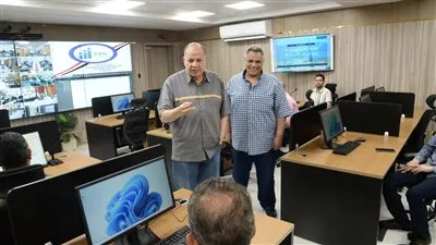 محافظ أسيوط يتفقد سير العمل بمركز سيطرة الشبكة الوطنية للطوارىء بديوان عام المحافظة
