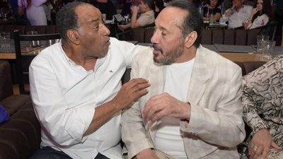 كبار النجوم يشاركون مصطفى قمر الغناء فى حفله