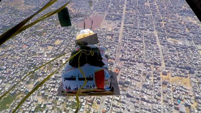 مصر تواصل أعمال الجسر الجوي اليومي لإسقاط المساعدات الإنسانية والإغاثية على شمال غزة