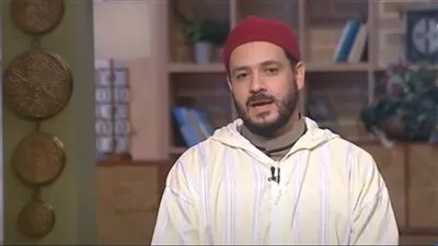 هل حفظ القرآن أفضل أم قراءته في رمضان؟.. عالم أزهري يجيب