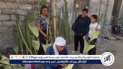 صليب وقلب وتاج.. إقبال على باعة السعف للإحتفال بـ أحد الشعانين في بني سويف (صور)