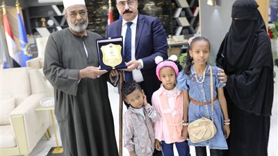 محافظ أسوان يكرم أسر عاملين وافتهما المنية عرفانا بتفانيهما في عملهما بجد وإخلاص