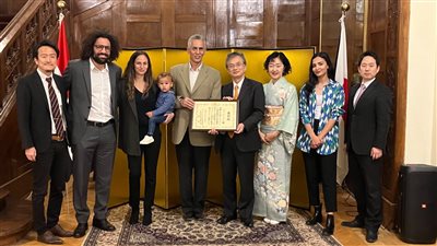 سفير اليابان بالقاهرة يكرم مغني الأوبرا الشهير رضا الوكيل