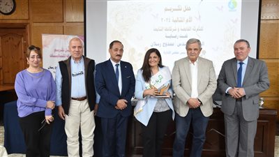 رئيس الشركة القابضة للمياه يكرم الأم المثالية بشركة مياه أسيوط