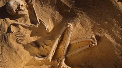 تفاصيل العثور على هيكل عظمي أثناء الحفر داخل أرض زراعية في الوراق