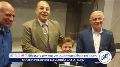 وكيل تعليم بني سويف يكرم طفلا من ذوي الهمم تحدى إعاقته بالتمثيل المسرحي