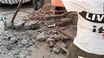 إزالة بروز وحواجز حديدية بالطريق العام بناهيا في كرداسة (صور)