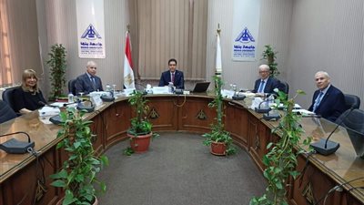 رئيس جامعة بنها يترأس لجنة اختيار عميد كلية التجارة