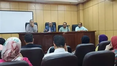 زين يعقد اجتماعا مع رؤساء الأقسام بمستشفى أسيوط العام 