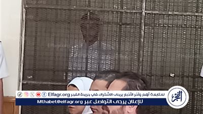 متهم داخل القفص وأسرة مكلوبة في انتظار بدء جلسة الطفلة السودانة جانيت 