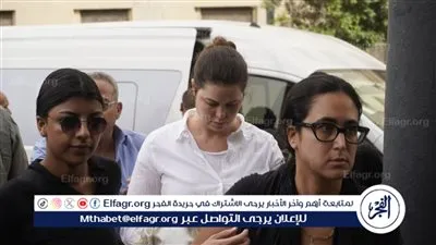 نجوم الفن يساندون يسرا اللوزي في جنازة والدتها 