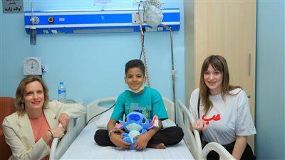 نائب السفير الهولندي يشيد بالتجهيزات ويلتقط الصور التذكارية مع الأطفال مرضى السرطان في مستشفى شفاء الأورمان