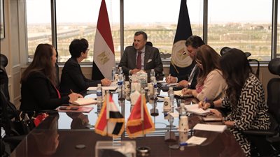 وزير السياحة والآثار يلتقي سفيرة سويسرا في القاهرة لتعزيز التعاون بين البلدين 