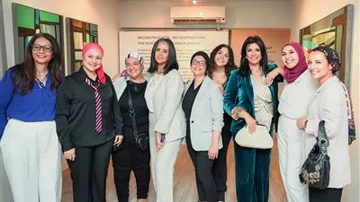 بالصور.. منى الشاذلى تحتفل بافتتاح معرض شقيقتها الفنانة التشكيلية د.مروى الشاذلى 