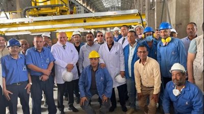 وزير قطاع الأعمال ومحافظ قنا يتفقدان مصانع مجمع الألومنيوم بنجع حمادي