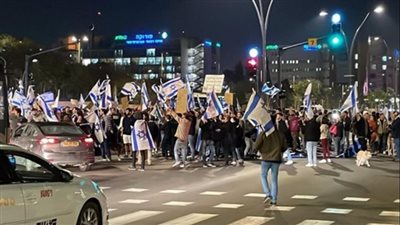 إسرائيل تعتقل زوجة أحد أسرى غزة خلال مظاهرة في تل أبيب