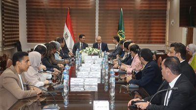 محافظ القليوبية ورئيس جامعة بنها يشهدان تسلم دليل تنفيذ الهوية البصرية للمحافظة