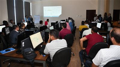 محافظ قنا يتفقد تدريب مشروع حيينا بالمكتبة العامة بقنا