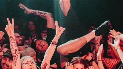 بعد قفز مغني على جمهوره.. إصابة معجبة بالشلل أثناء حفل غنائي!