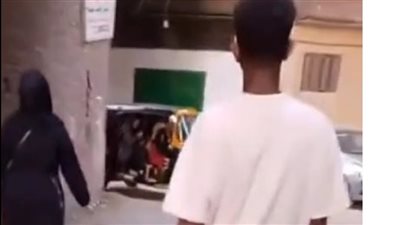 قلدوا مشيتها وصوروها.. تفاصيل ضبط سودانيين تنمرا بسيدة في بولاق الدكرور