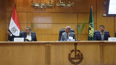 محافظ القليوبية يعقد اجتماعا لمتابعة مشروعات المبادرة الرئاسية 