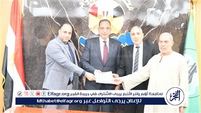 محافظ الفيوم يسلم عقد تمويل المشروعات متناهية الصغر للفئات الأكثر احتياجًا