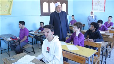 رئيس قطاع المعاهد الأزهرية يتفقد امتحانات الشهادتين الابتدائية والإعدادية في أول أيامها