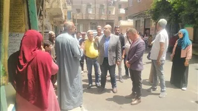نائب محافظ الجيزة يتابع ميدانيا مشروعات الرصف وتركيب بلاط الإنترلوك بمدينة العياط