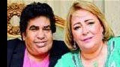 وصول جثمان زوجة أحمد عدوية لمسجد السيدة نفسية