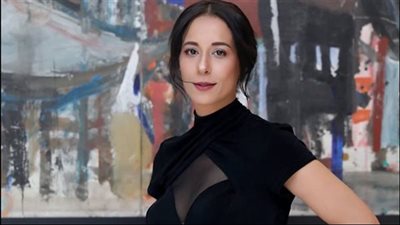 إيه اللي حصل بعد قبلة الزعيم عادل إمام ليكي؟.. الفنانة دنيا ماهر تجيب