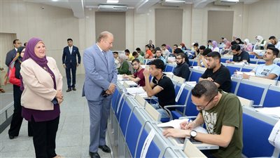 رئيس جامعة المنصورة يتفقد سير امتحانات الفصل الدراسي الثاني بكليتي الحقوق والتجارة