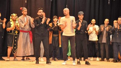 رسائل المسرح للجمهور في عرض 