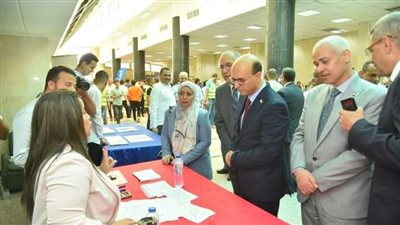 المنشاوي يفتتح معرضا لمشروعات تخرج طلاب الحاسبات والمعلومات بجامعة أسيوط