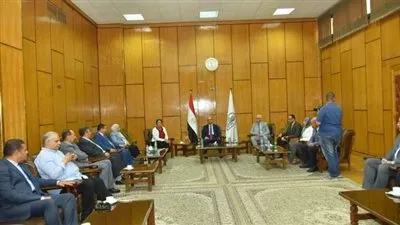 رئيس جامعة أسيوط يلتقي التقنيين والمطورين بالشركات العاملة فى التكنولوجيا (تفاصيل)