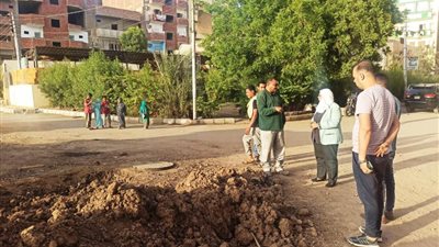 نائب محافظ أسوان تتابع الأعمال الجارية بمشروع إحلال شبكات خطوط الصرف الصحي
